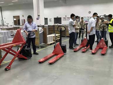 電動高升程搬運車交付使用，感謝廠家羅總親自跟客戶講解操作方法！